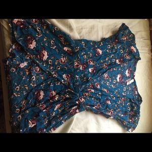🐚 5/$25 blue floral wrap top